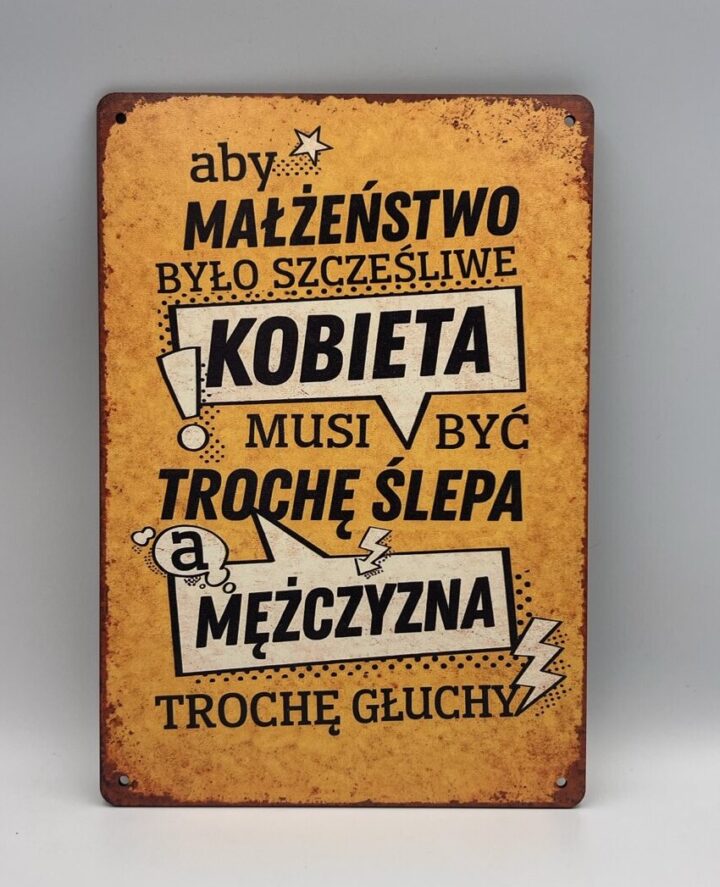 Tabliczka retro z napisem Aby małżeństwo było szczęśliwe, kobieta musi być trochę ślepa, a mężczyzna trochę głuchy