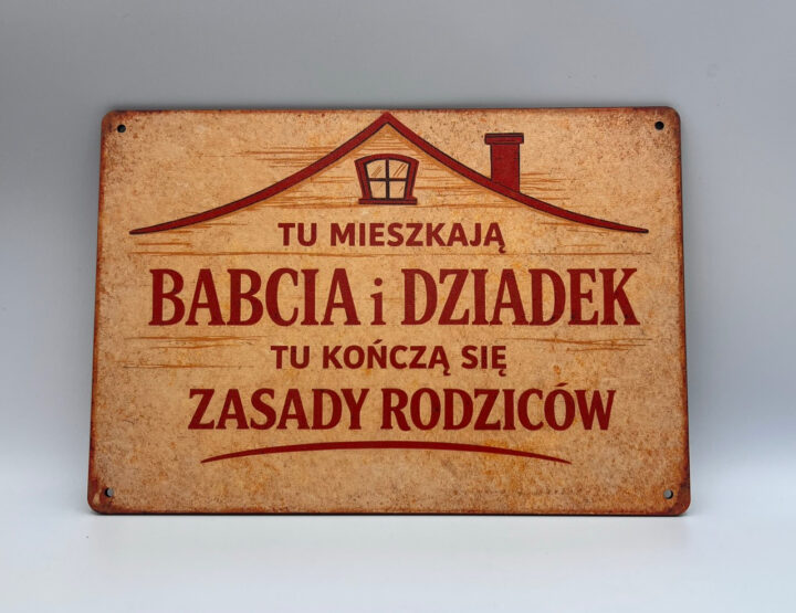 Tabliczka retro z napisem Tu mieszkają babcia i dziadek tu kończą się zasady rodziców