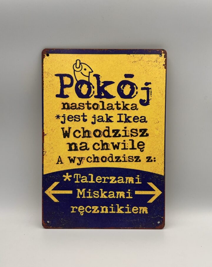Tabliczka retro z napisem Pokój nastolatka jest jak Ikea wchodzisz na chwilę a wychodzisz z talerzami miskami ręcznikiem
